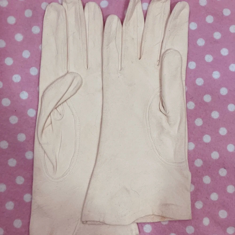 Elegant Cream Gloves